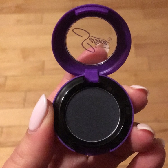 Selena by MAC eyeshadow Is it the beat? - Picture 2 of 4